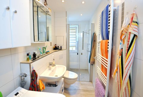 Modern saniertes Bad mit EE-Dusche